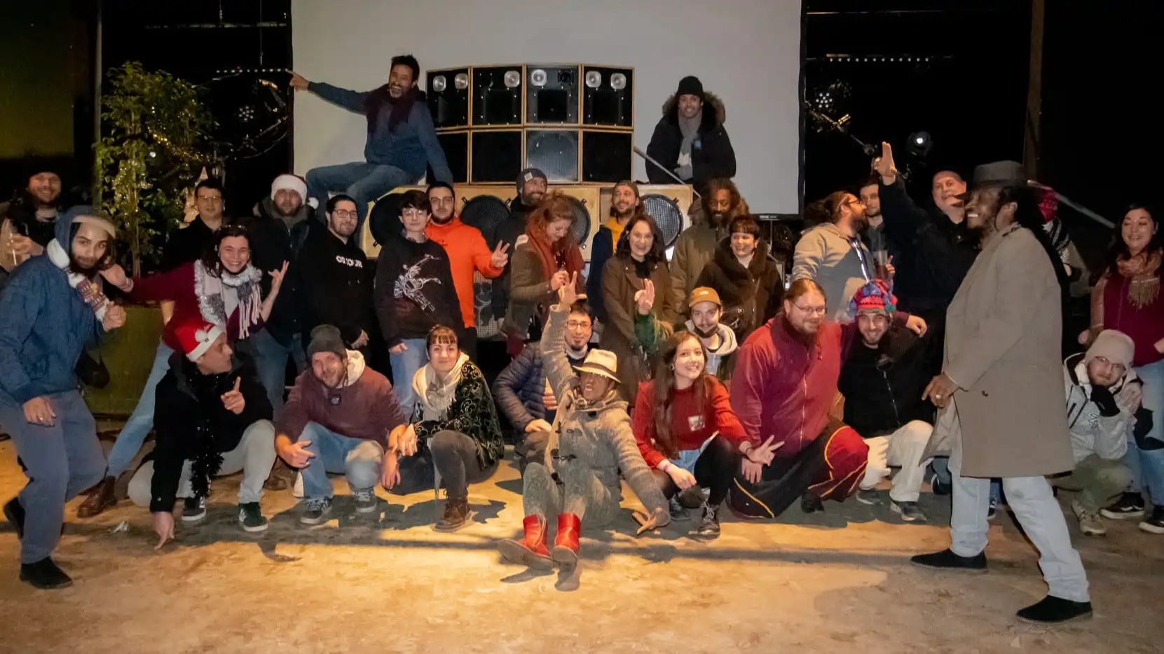 L’équipe de bénévoles et d’artistes Jump Around réunie sur scène